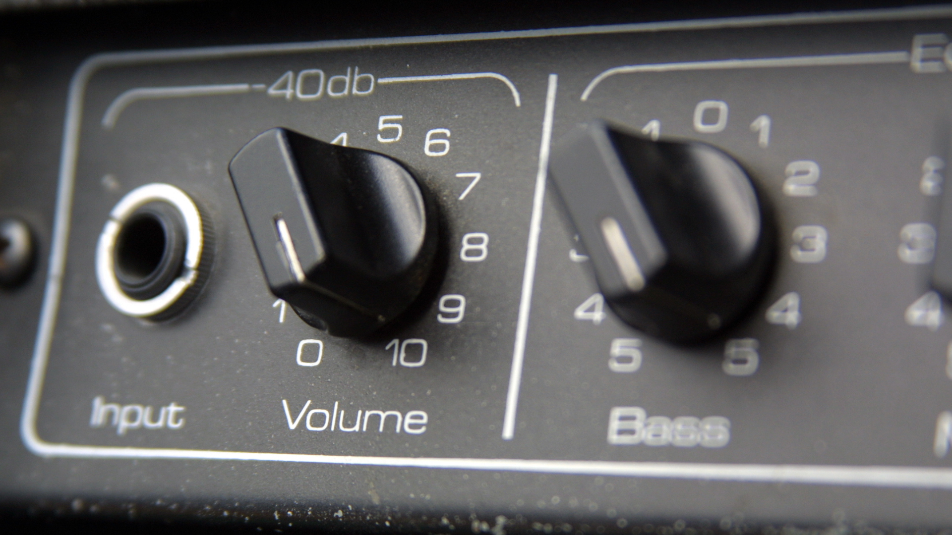 Close up of the volume on a bass amp